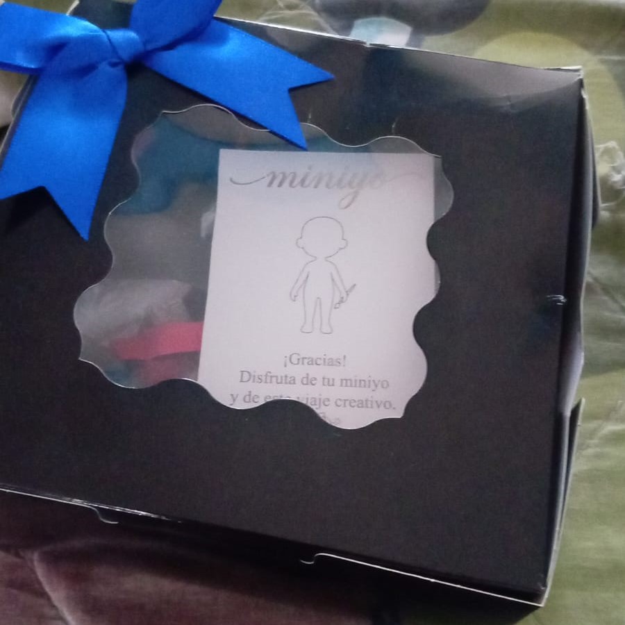 Kit MiniYo preparado como regalo de aniversario