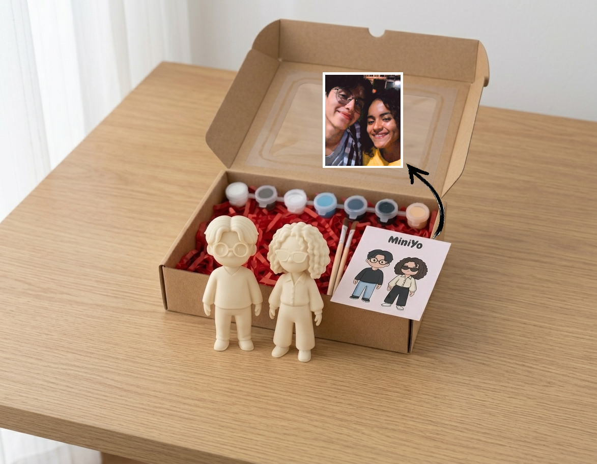Kit MiniYo personalizado con dos figuras, pinturas y accesorios para pintar en pareja